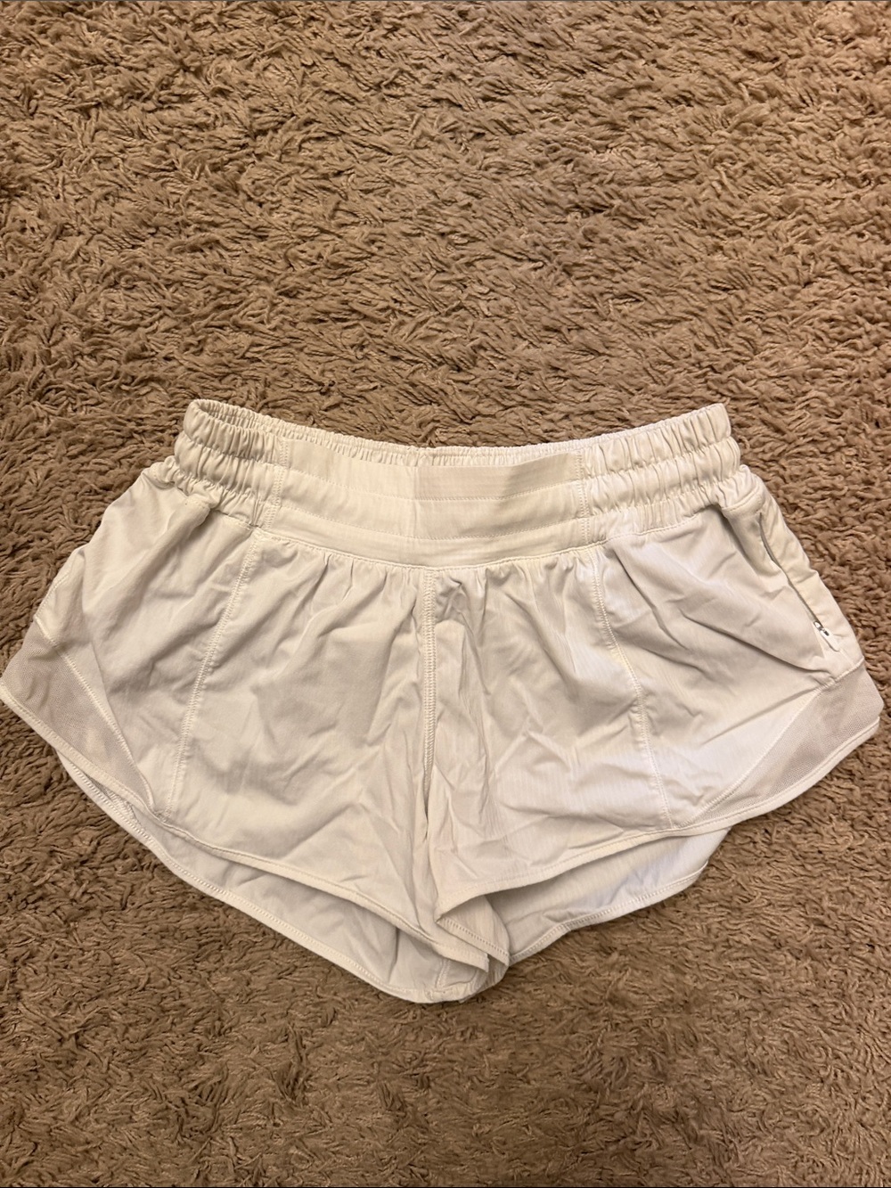 lululemon athletica White Women's Athletic Shorts Hotty Hot low rise 2.5”